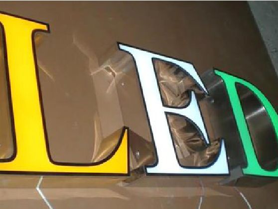融安介绍LED招牌的基础知识。